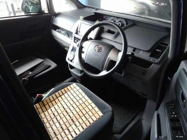 Mazda Bongo front view