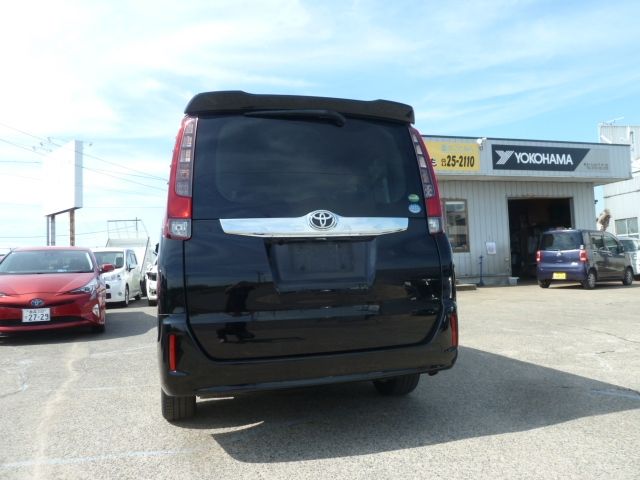Mazda Bongo front view