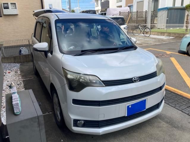 Mazda Bongo front view