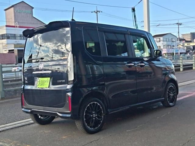 Mazda Bongo front view