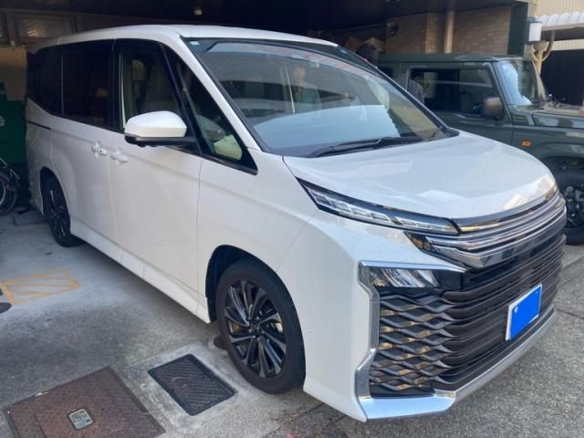 Mazda Bongo front view