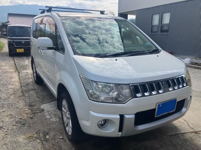 Mazda Bongo front view