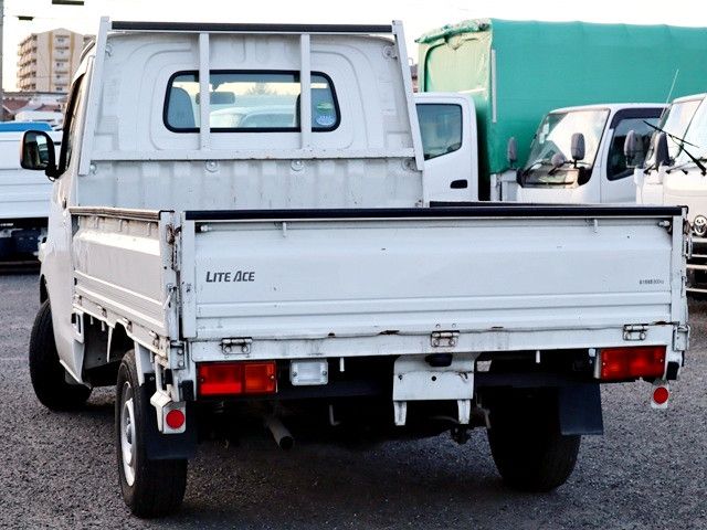 Mazda Bongo front view